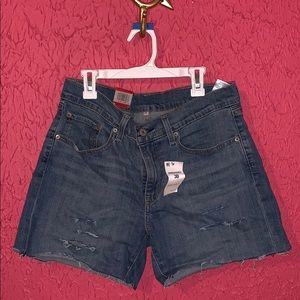 🔴Mid Length Levi’s shorts